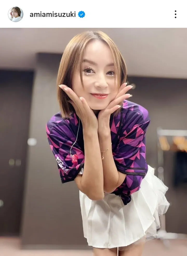 43歳・鈴木亜美、美脚あらわな白の超ミニスカショット「可愛い過ぎてびっくり」「本当に変わらないね」