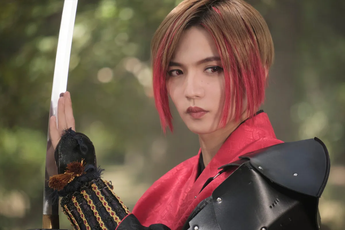 FANTASTICS佐藤大樹、「謎の刀剣」役で映画『ロマンティック・キラー』参戦　高橋恭平乱入のPV解禁