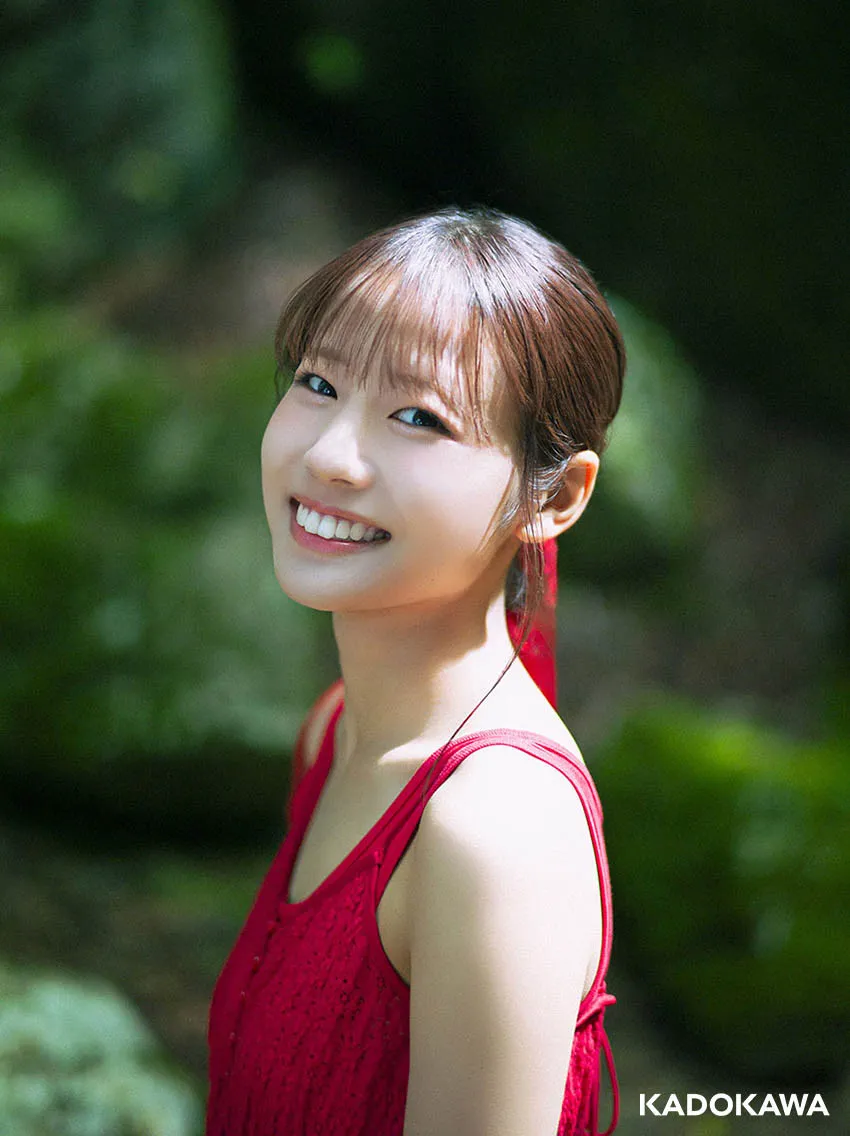 葉山風花、赤ワンピース姿で美脚ショット　初カレンダー発売決定で舞台は山梨「シャインマスカットがいっぱいでした」