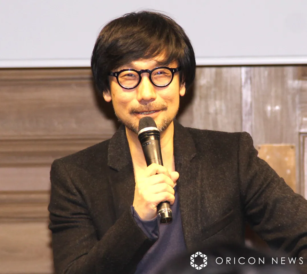 世界の小島秀夫、有村架純と2ショットに笑顔　「両手がすごいことなっとる」「エグすぎる」と大反響
