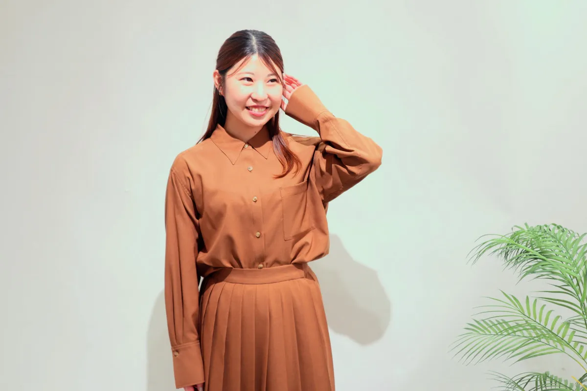 「暑いけど、秋のムードも取り入れたい…」、一着で“いいとこ取り”のセットアップが登場