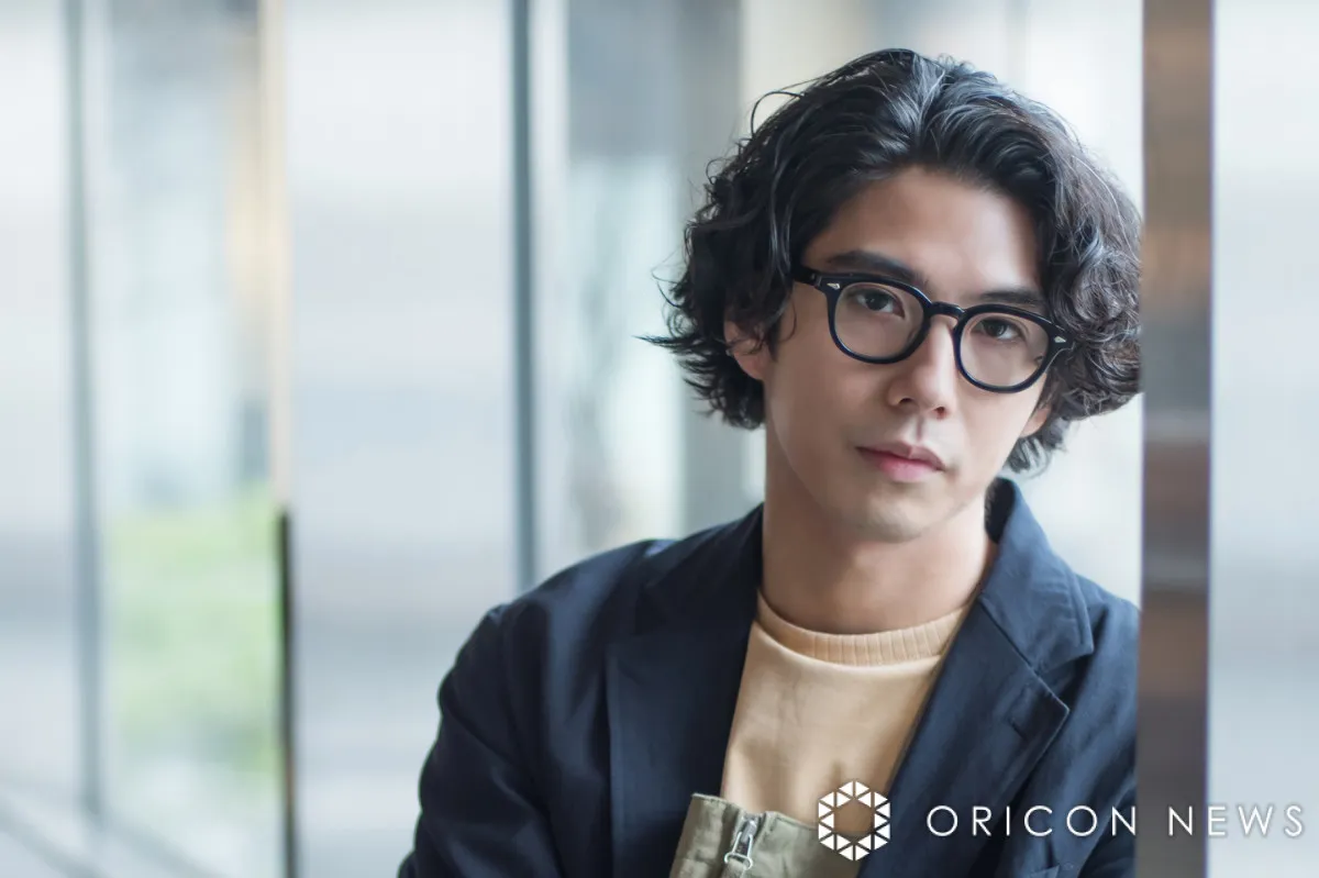 「良いパパだ」賀来賢人、“じゃれあう”日常ショットに反響続々「かわいすぎる パパ大好きなんですね」「幸せそう」　妻は榮倉奈々