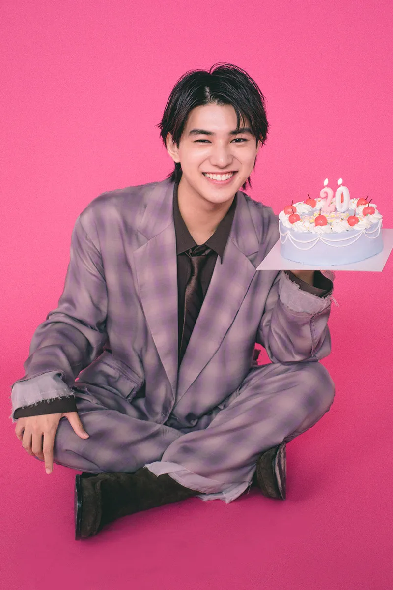 荒木飛羽、10代ラストを詰め込んだ写真集『20』発売　溺愛する弟との2ショットも収録「弟のことが可愛くて仕方がなくて、両親よりも過保護かも（笑）」