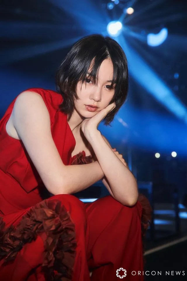 32歳・のん、真っ赤なパンツルック＆透け感トップス×ミニスカコーデ披露「スッゴい芸術的な天使！」「色気ってか艶っぽさ」