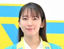 「マジ人魚」吉岡里帆、ハワイの海辺にたたずむ美麗ショットに大反響「たまらなく美しい」「リアルマーメイド」「絵画の様な美しさ!」