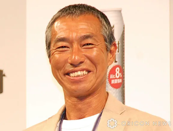 柳葉敏郎、「デカっ！」顔より大きい天然舞茸を確保　笑顔で“キュンポーズ”「ギバっちの笑顔にもキュンですぅ」「美味しそう」