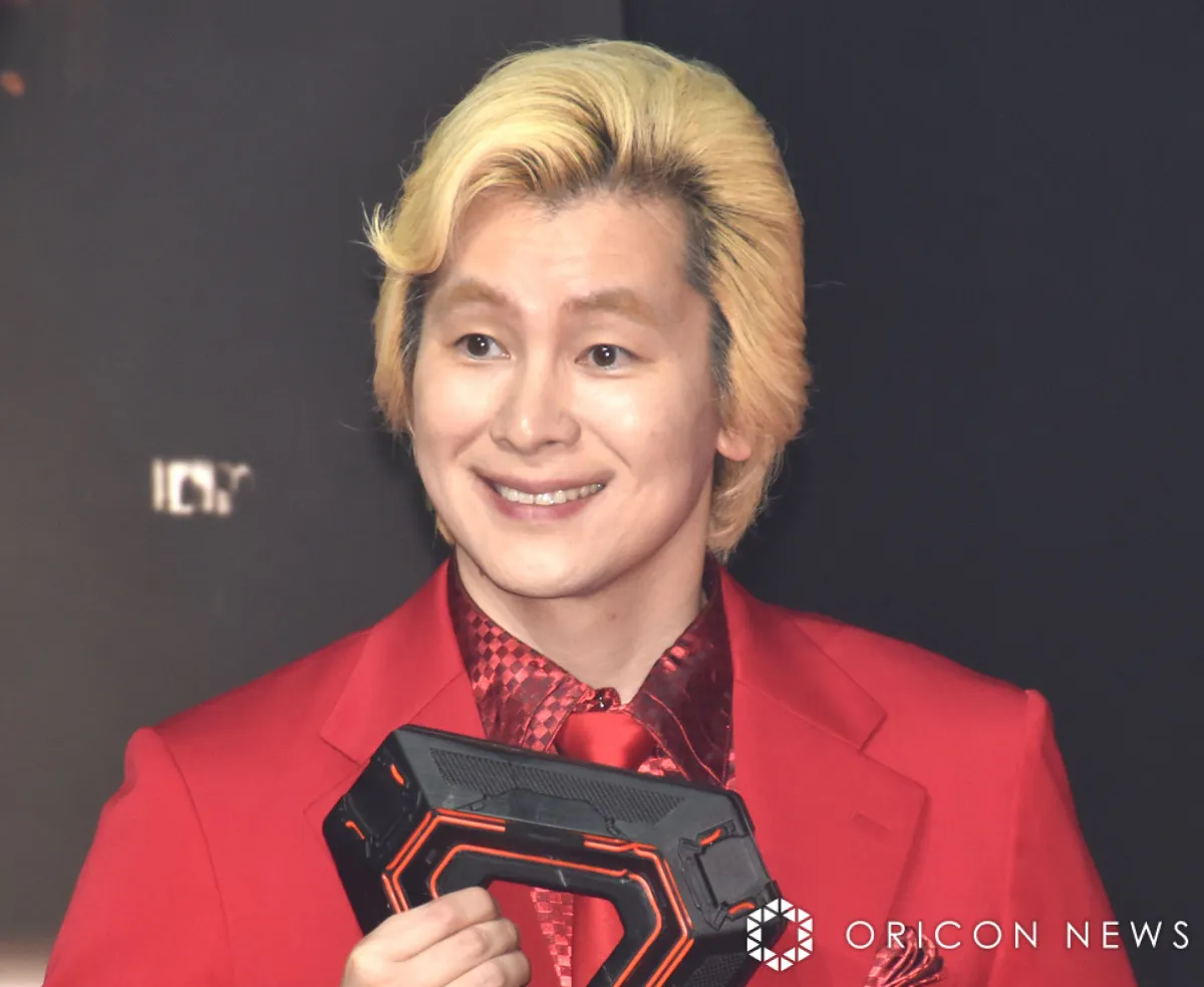 カズレーザー、真っ赤なステージににんまり「ここで1泊したいぐらい」 スギちゃんも赤く染まる