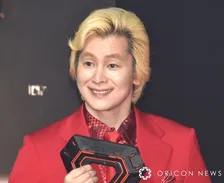 カズレーザー、真っ赤なステージににんまり「ここで1泊したいぐらい」 スギちゃんも赤く染まる