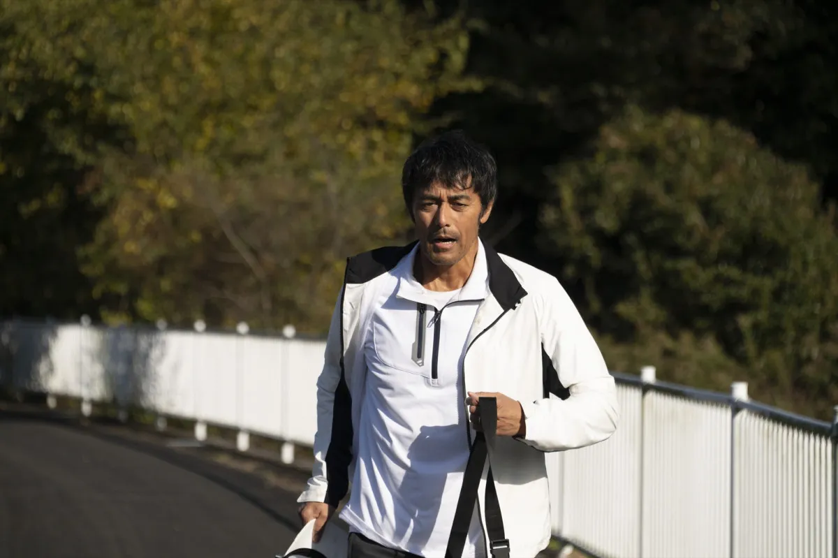 阿部寛、身も心もボロボロに――逃走距離50キロの熱演　SNS時代のえん罪の恐怖を描く『俺ではない炎上』