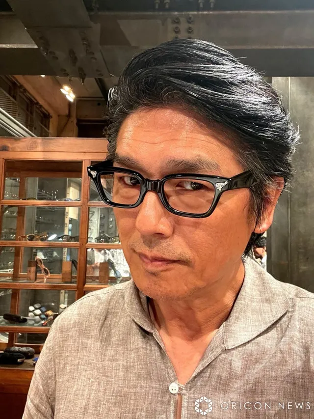 60歳・高橋克典、眼鏡姿を複数パターン披露　ファンもん絶「バリバリかっこいい」「朝からキュンキュン」「どれもイケメン」