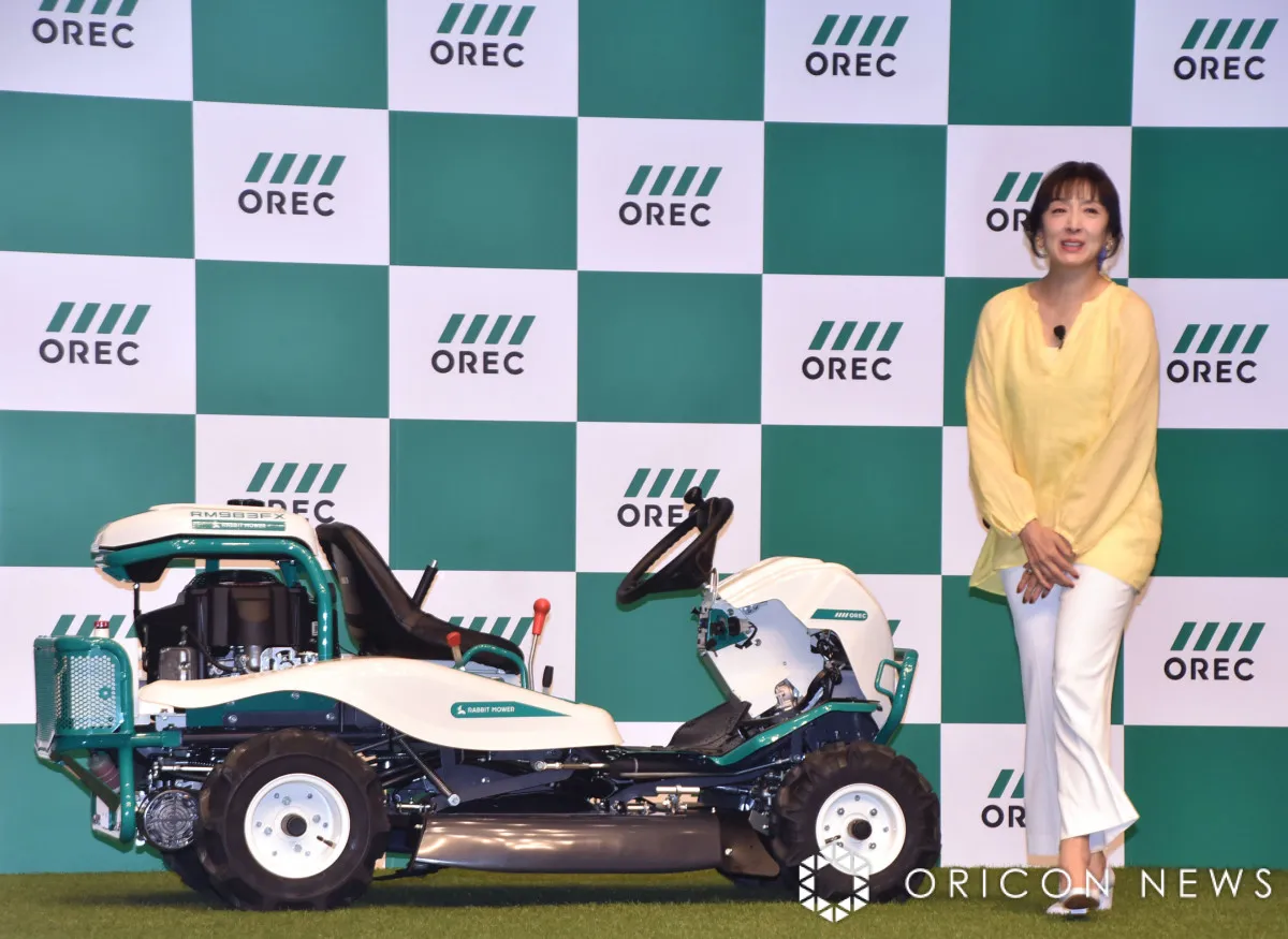草刈民代、まさかの草刈り機のCMに出演「とても意味があるお仕事」　草刈り機に乗って登場
