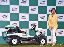 草刈民代、まさかの草刈り機のCMに出演「とても意味があるお仕事」 草刈り機に乗って登場