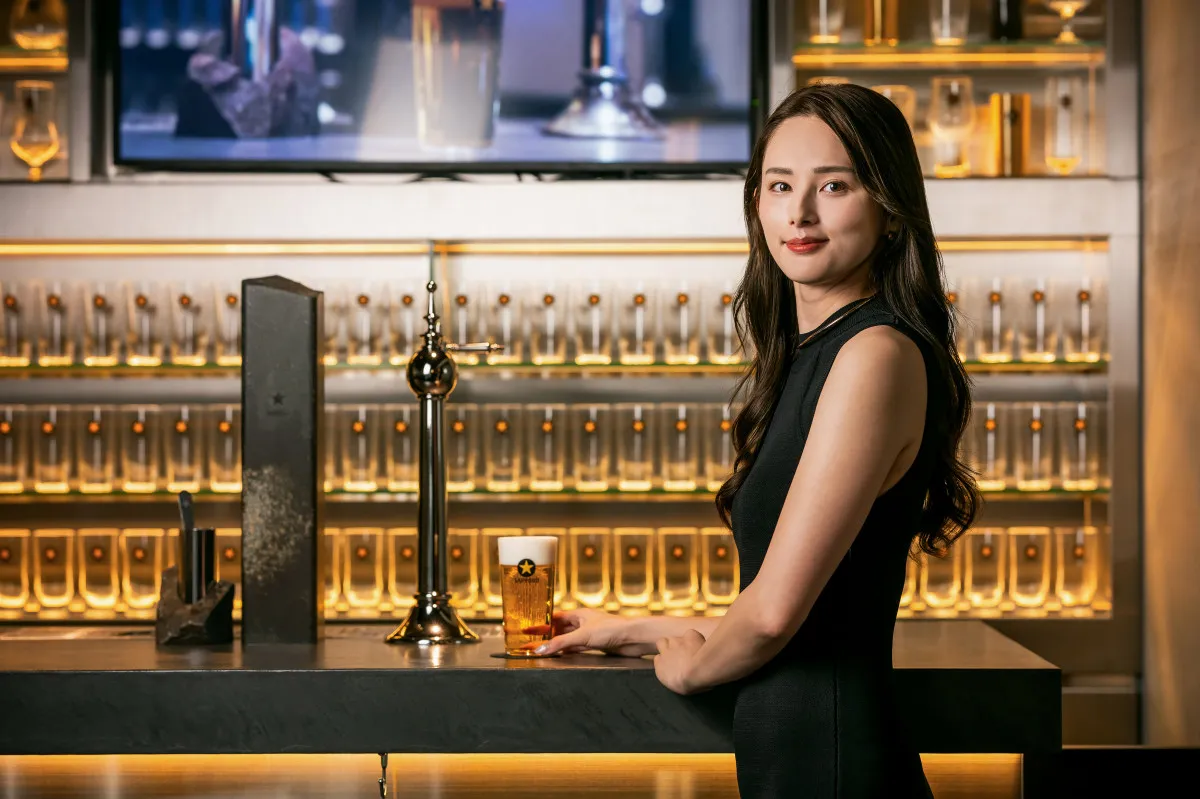 蒼瀬くるみ、銀座「黒ラベル THE BAR」で“完璧な生ビール”に感激「全集中したくなる！」