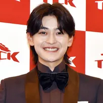 高橋文哉、“妻”とのラブラブ写真「プロポーズ成功おめでとう！」「この幸せ者がァァァァァァ」　『あんぱん』で原菜乃華と共演