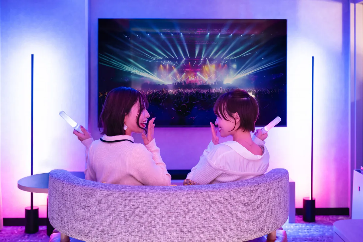 新宿プリンスホテルから「推し色クリスマスステイ」宿泊プラン登場　バルーンにパフェ、サイネージ演出で没入空間を彩る