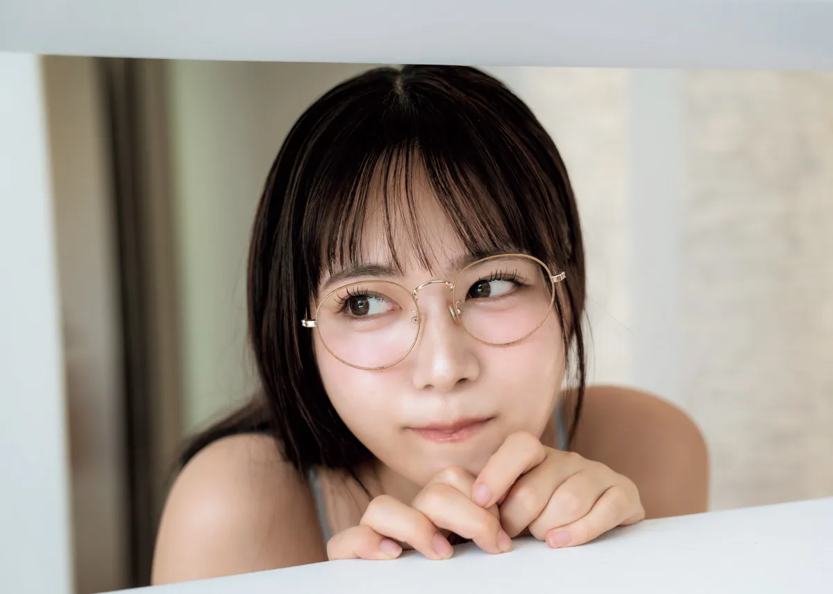 東雲うみ、“真っ白美ボディ”を大胆披露　『マガジン』表紙に登場