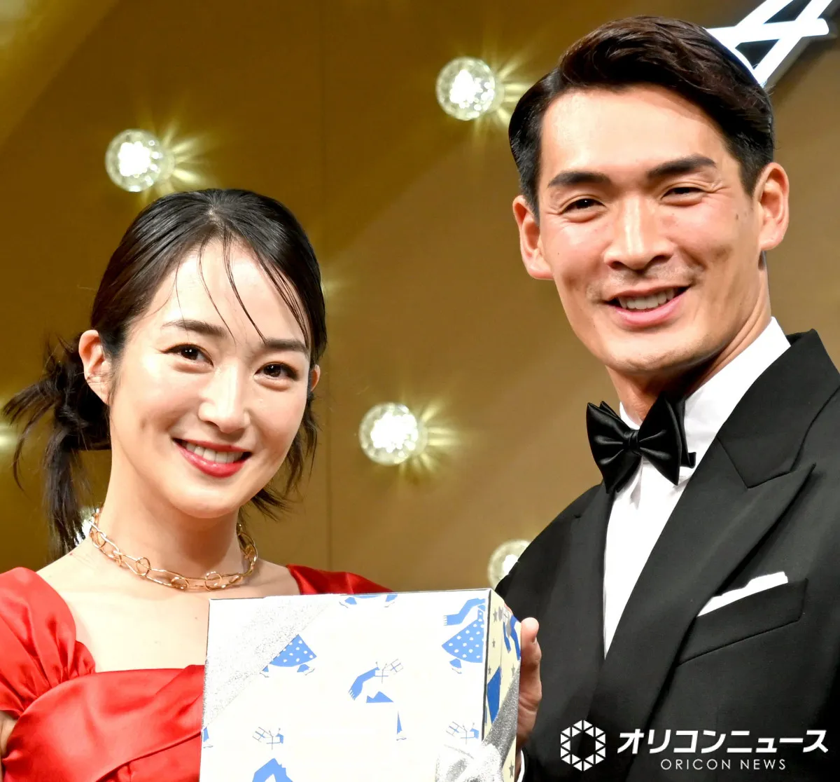 槙野智章＆高梨臨夫妻、愛犬と“笑顔の3ショット”「お似合いのご夫婦」「みんな笑顔が素敵」