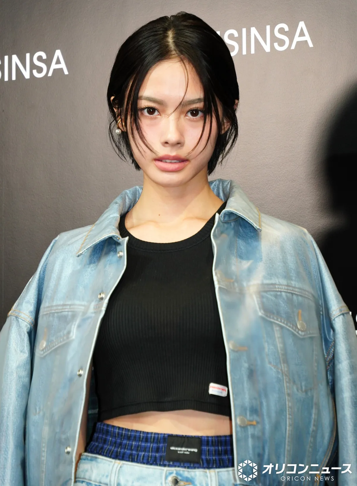 安斉星来、約1年ぶりショートヘアで美脚＆美腹チラリな甘辛デニムコーデ　自分らしさは“Love yourself”