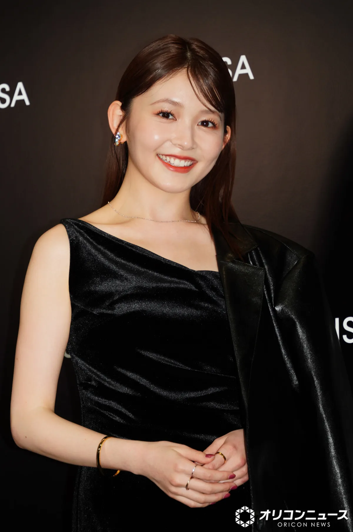 久間田琳加、美肩あらわなノースリワンピで“強気”色っぽコーデ「いつもよりいい焼肉に行きたい」
