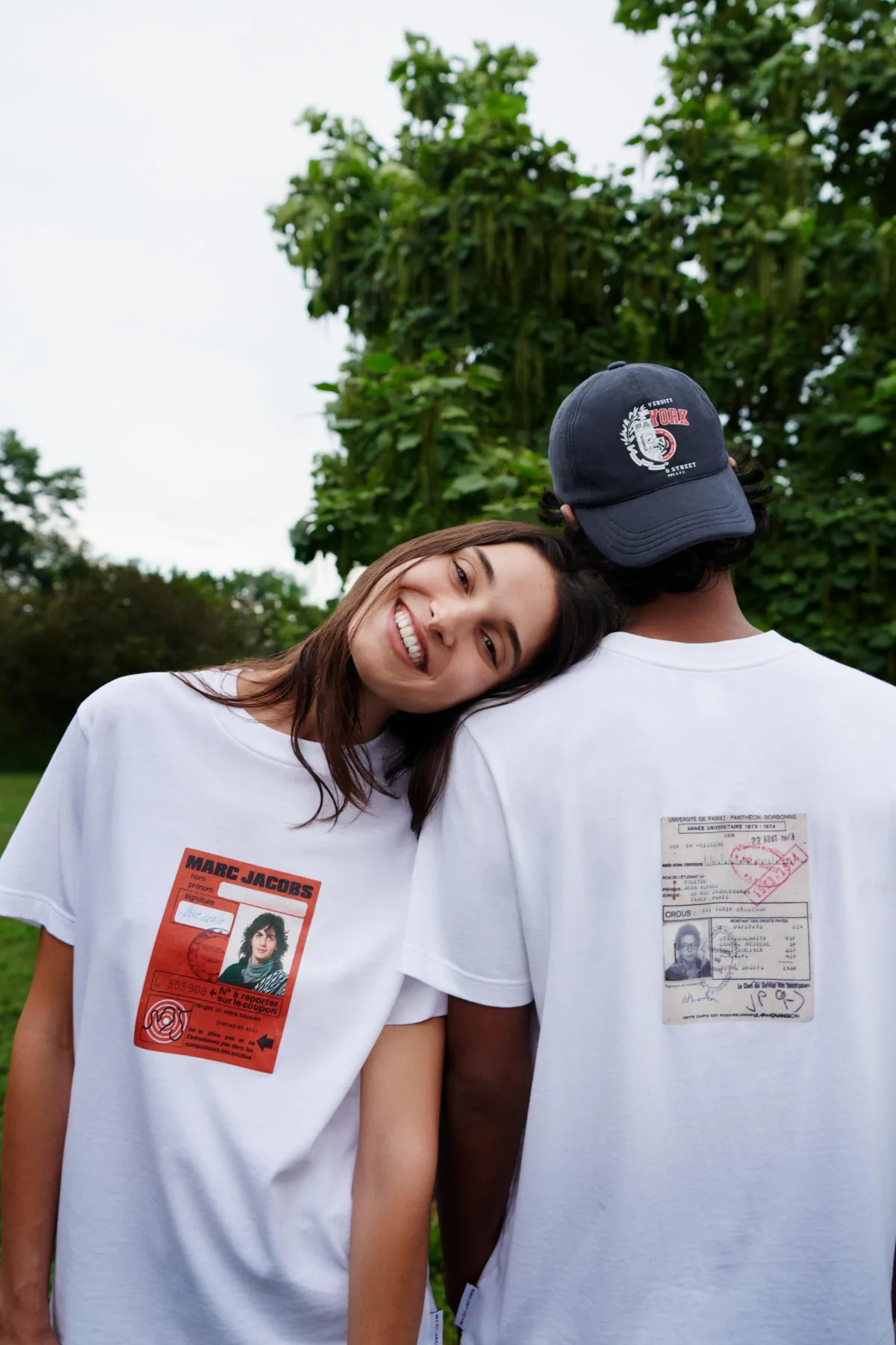 「Marc Jacobs」×「A.P.C.」秋のコラボ発表　両ブランドのカレッジスタイルを融合【全アイテム写真あり】