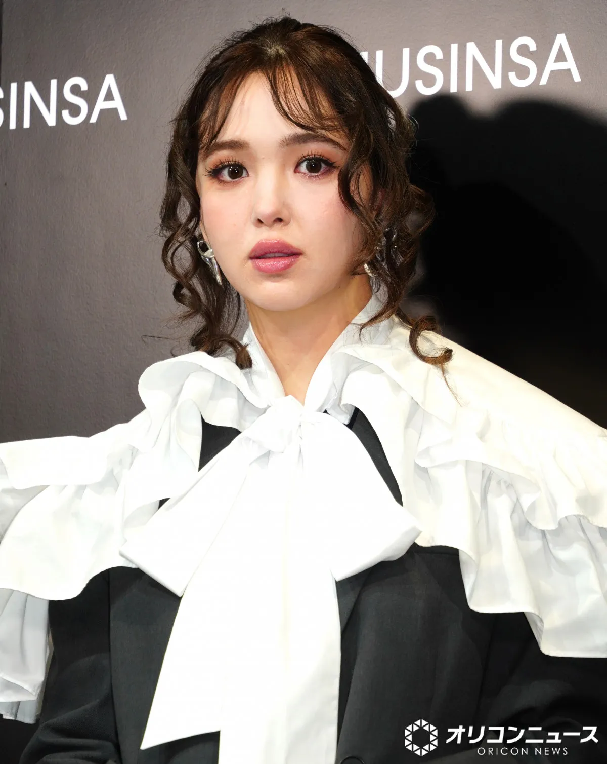 藤田ニコル、大ぶりつけ襟でドーリーな着こなし　16周年は「成長の期間に」