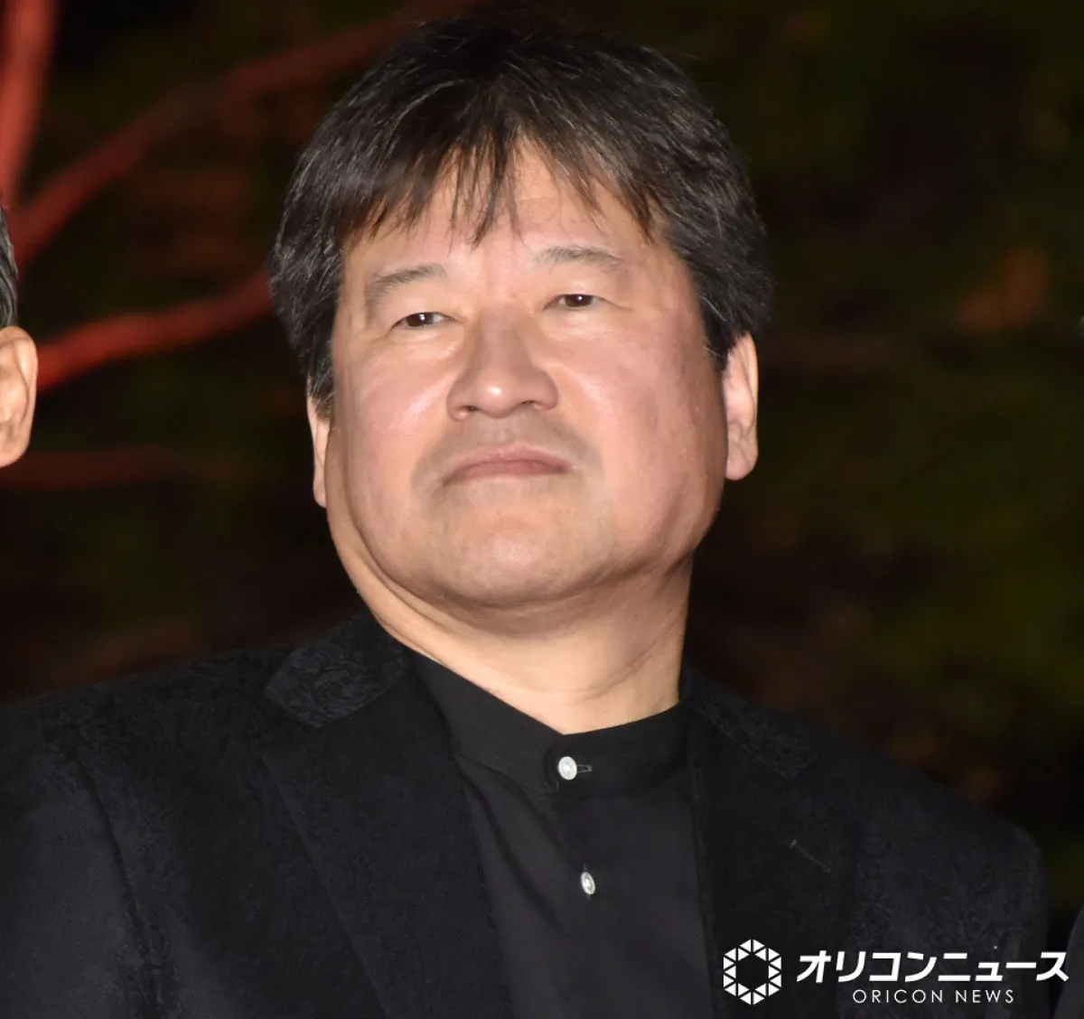 佐藤二朗、レッドカーペットをランウェイに見立ててかっ歩　大歓声にご満悦