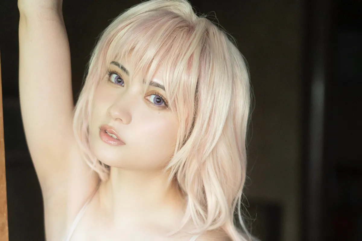 桃月なしこ、『不器用な先輩。』とのコラボ表紙＆グラビア　金髪コスプレで鉄輪先輩の故郷・大分へ「素敵な露天風呂での撮影も」