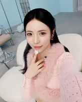 NiziU・MAYA、初の描き下ろし絵本12・24発売 パネル展&お渡し会を予定【コメントあり】