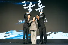 ディズニープラス初の韓国時代劇『濁流』配信中　ロウン「電気を消して観てほしい」