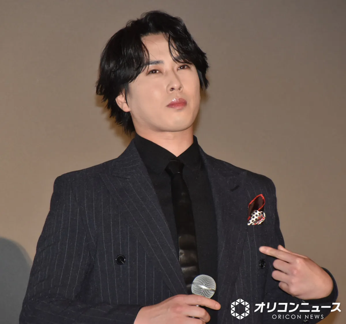 Snow Man宮舘涼太、『火喰鳥を、喰う』舞台あいさつでボヤく　ドレスコードを「聞いてなくて…」　ギリギリ回避でドヤ顔