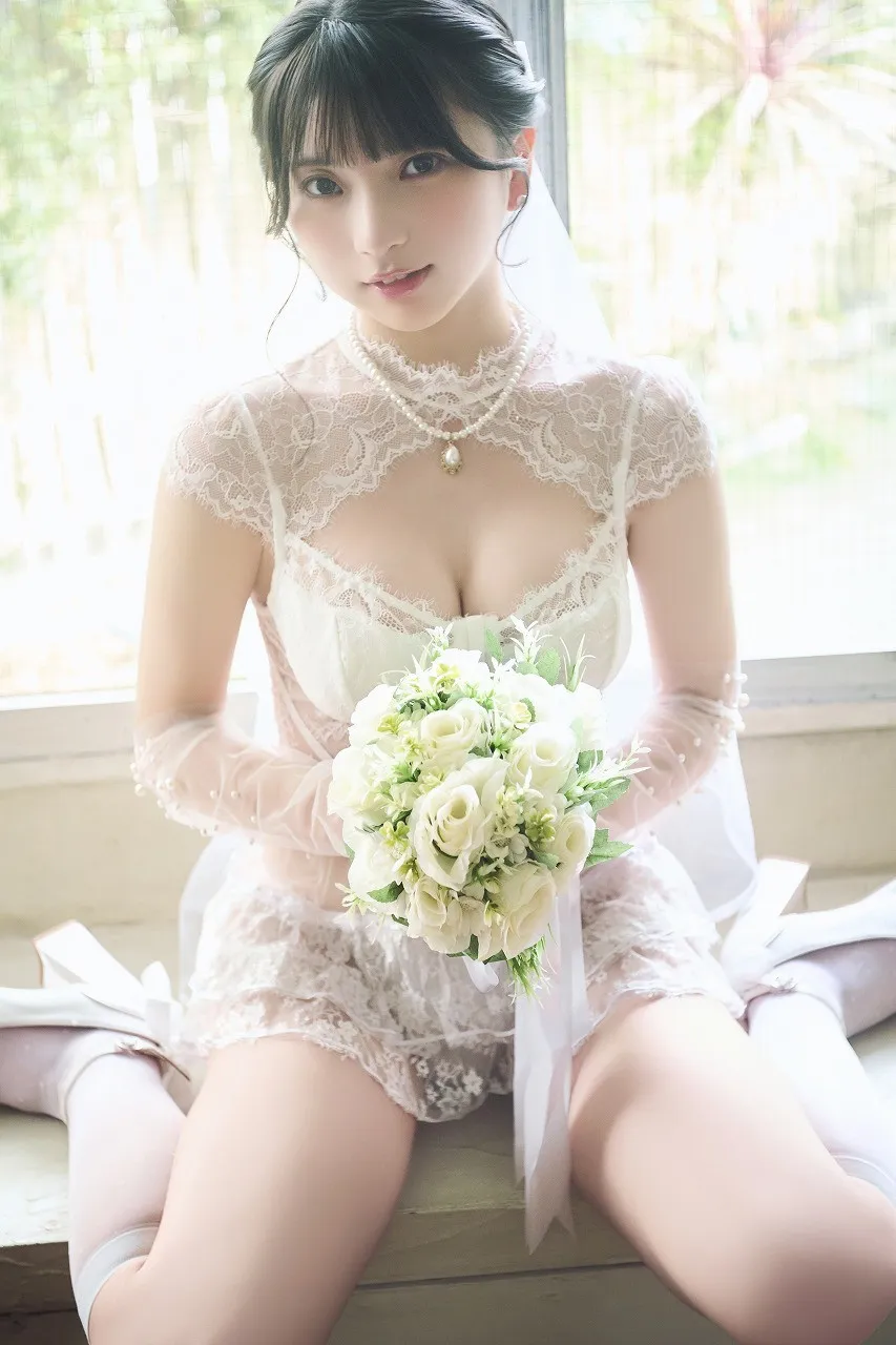 姫野ひなの、ウェディングな衣装でダイナマイトボディ「ドキドキしちゃいました！」