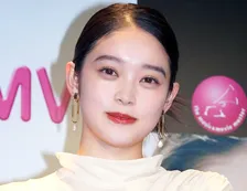 高石あかり“家族”との仲良し写真「遂に解禁！」「素敵な笑顔です」　『ばけばけ』オフショット