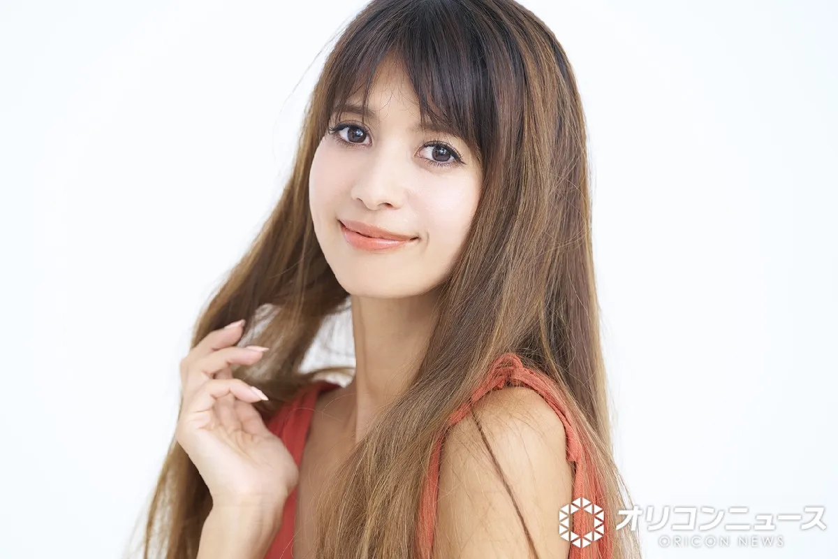3児の母・吉川ひなの、13歳長女が書いた詩を紹介「じーんどころではなくこれは号泣」　ロングヘアが魅力的な近影ショットも