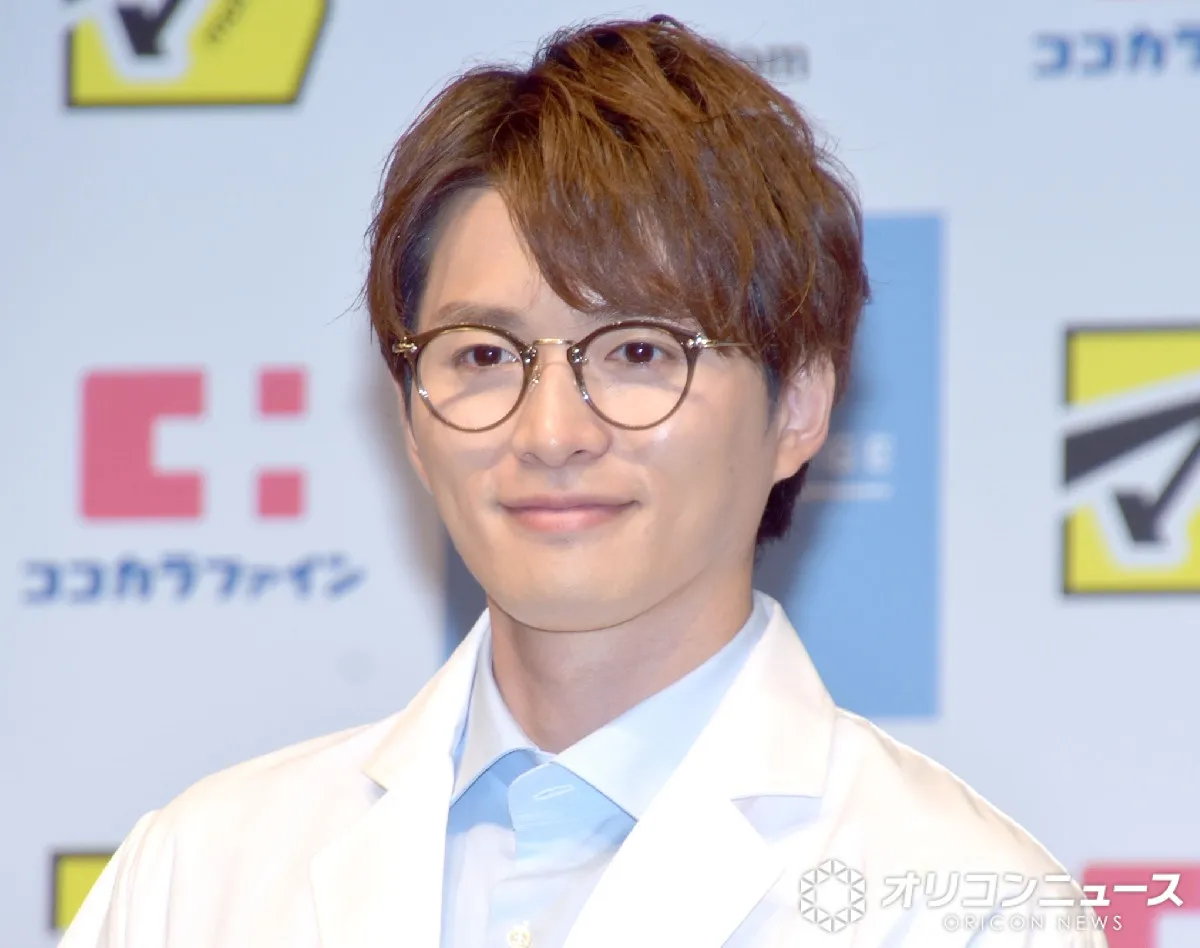 松島聡＆白洲迅、それぞれの“娘＆息子”と仲良し4ショット「素敵な家族写真」「家族が可愛すぎる！」　ドラマ『パパと親父のウチご飯』オフショット