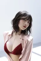 #ババババンビ最年少メンバー・宇咲、真っ赤なランジェリーで“オトナボディ”披露