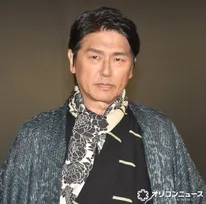 高橋克典、モダンな着物を着こなす　4代目『大岡越前』として違和感？「物足りないと思ったら刀」