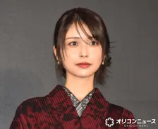 長濱ねる、シックな赤が基調の着物姿に　大人の色気「所作まで美しくなれるよう」