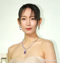 吉岡里帆、美デコルテにジュエリー輝く神々しい装い　フレグランスは「なくてはならない存在」