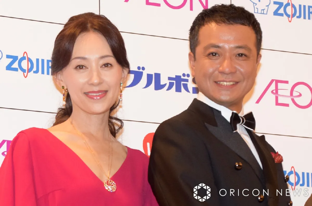 中山秀征＆白城あやか夫妻、次男＆三男の“顔出し”ショットが話題「ソックリの美形男子」「凛々しくて素敵」