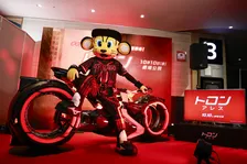 阪神マスコット・トラッキー、赤黒ストライプ姿に変貌　“29分間”限定…ファンと交流