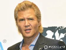 竹内力、愛車の高級スポーツカーと2ショット「ブルーの車 素敵ですね!!」「力さんも愛車もめっちゃカッコイイ」「渋くて最高」