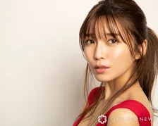 1児の母・宇野実彩子、太もも輝く美脚ショットに反響「脚、綺麗」「スタイル良すぎ！」　ブラックコーデでクールに決める