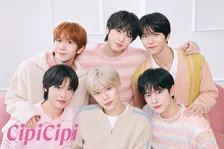 NCT WISH、“かわいさ全開”の表情披露　ピュアなまなざしでにっこり笑顔【メンバー着用色掲載】