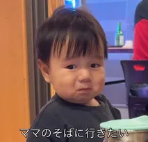 ママのところへ行きたい1歳男児の“我慢顔”がかわいすぎる「心情が全部顔に出てて尊すぎる」「何回もみちゃう笑」