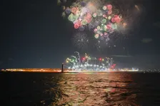 万博「花火」大阪湾上で見ると…貴重な大屋根リングと花火の共演　船上に“花火マニア”芸人がまさかの登場