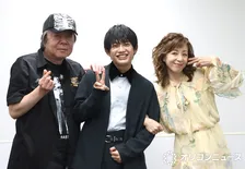 AmBitious真弓孟之、ベテラン俳優2人が“おとん””おかん”に「第2の家族として1回経験してみたい」