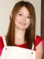 青田典子、夫・玉置浩二が笑顔で見つめ…幸せいっぱいの夫婦ショットに反響「ほっこり」「キュンとしました」