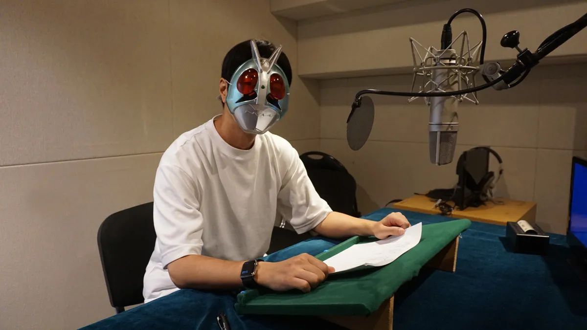 『東島丹三郎は仮面ライダーになりたい』WEB予告映像は神谷浩史ナレーション　1号のお面被った写真公開