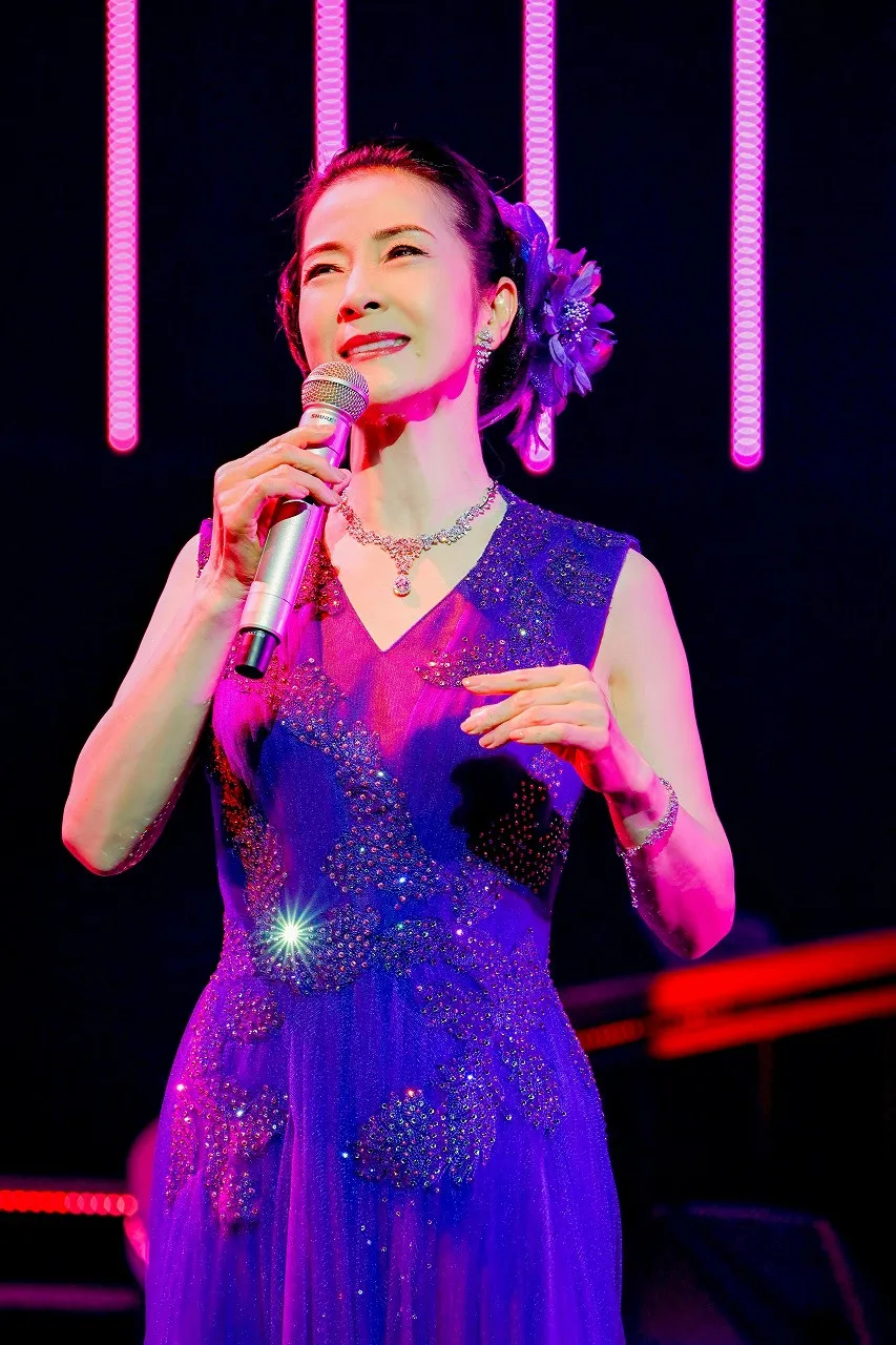 来年でデビュー40周年の坂本冬美、大阪できらびやかな洋装＆和装　一路真輝とのデュエットも