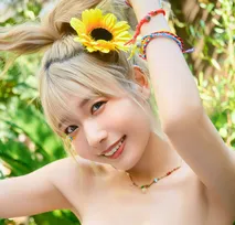 #2i2奥ゆい、金髪アジアギャルで派手めグラビア「テンションがすごく上がりました」